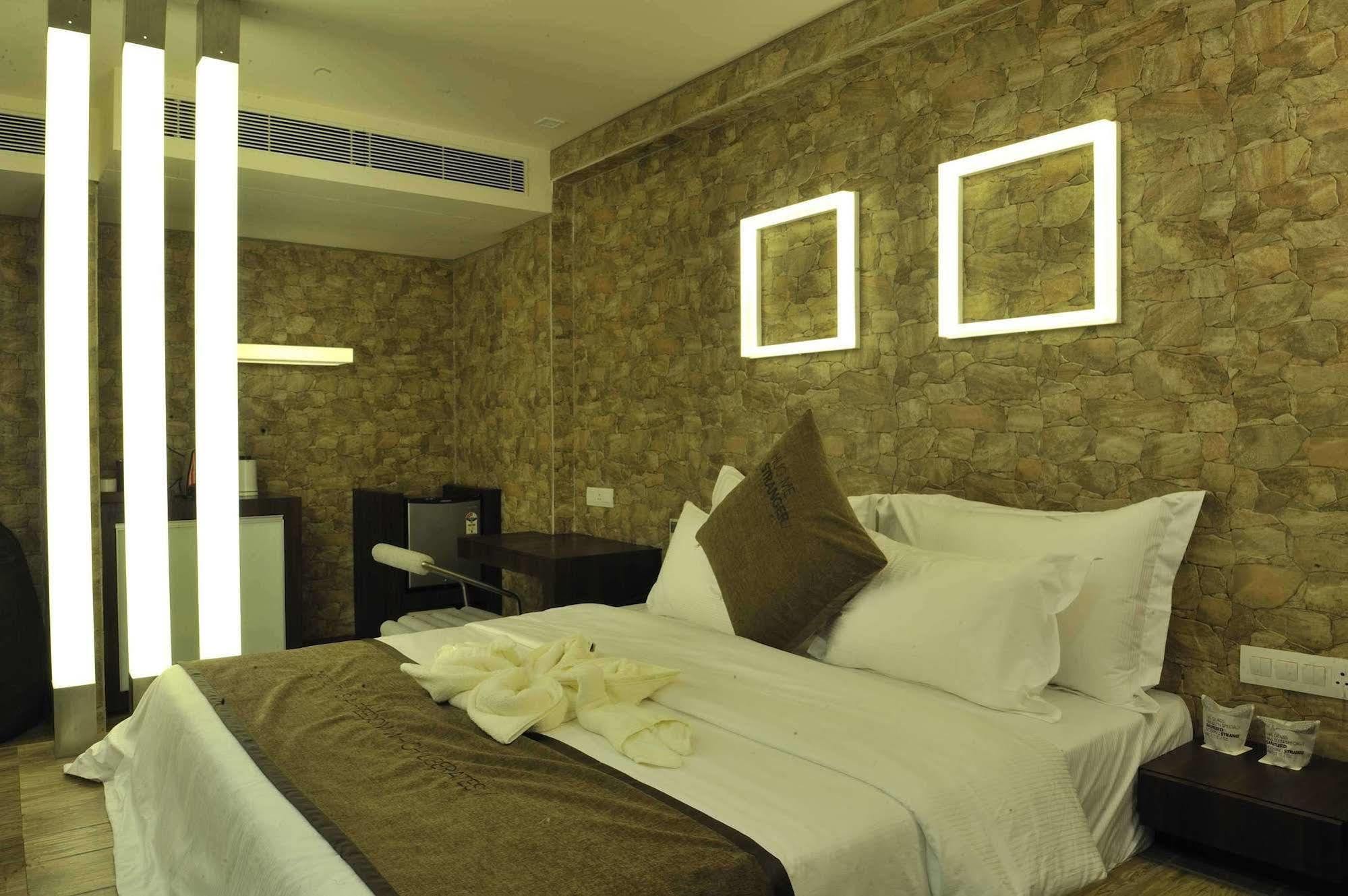 Hotel El Dorado Ahmedabad Exterior photo